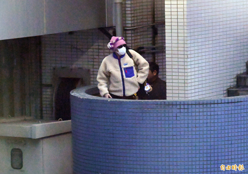 GD現身桃園機場，搭機離台。（記者朱沛雄攝）