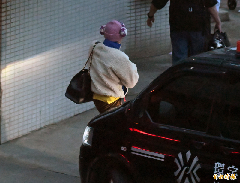 戴著紫色毛帽的GD現身桃園機場，實在有夠顯眼。（記者朱沛雄攝）