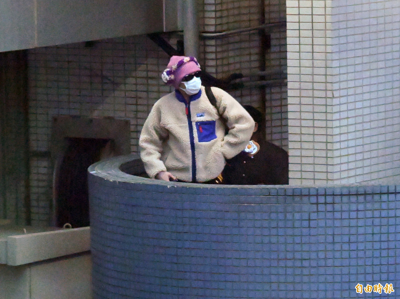 GD毛絨絨現身桃園機場。（記者朱沛雄攝）