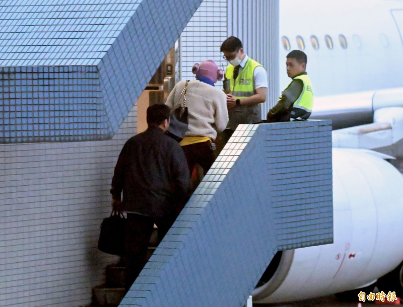 GD保鑣緊跟在後。（記者朱沛雄攝）