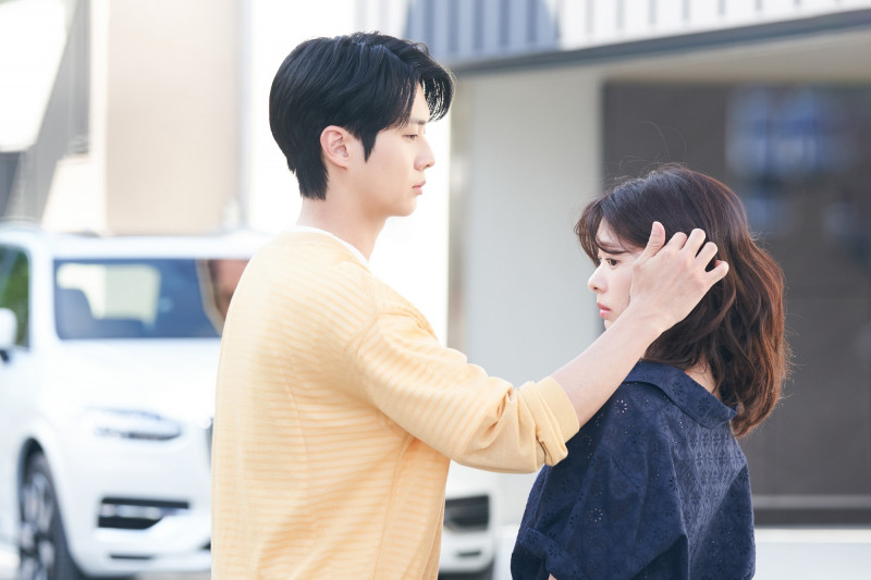 崔宇植（左）、庭沼珉在《宇宙MARRY ME?》假戲真做。（Disney+提供）