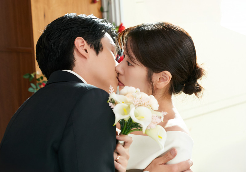 崔宇植（左）、庭沼珉在《宇宙MARRY ME?》的吻戲，讓網友看得好興奮。（Disney+提供）