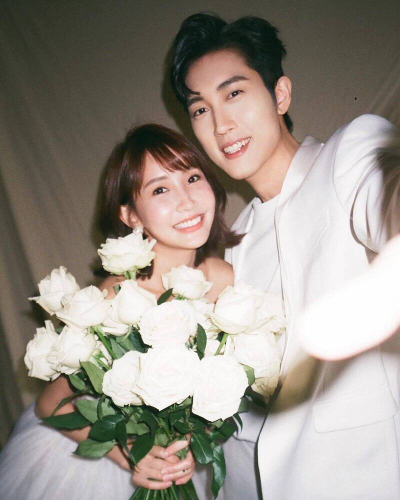 范姜彥豐（右）對粿粿一見鍾情。（翻攝自臉書）