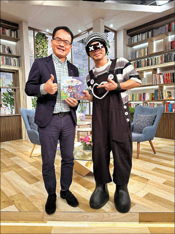 黃明志（右）今年9月接受三立《話時代人物》專訪，首度揭露公開場合絕不脫帽的原因。（資料照，三立新聞台提供）