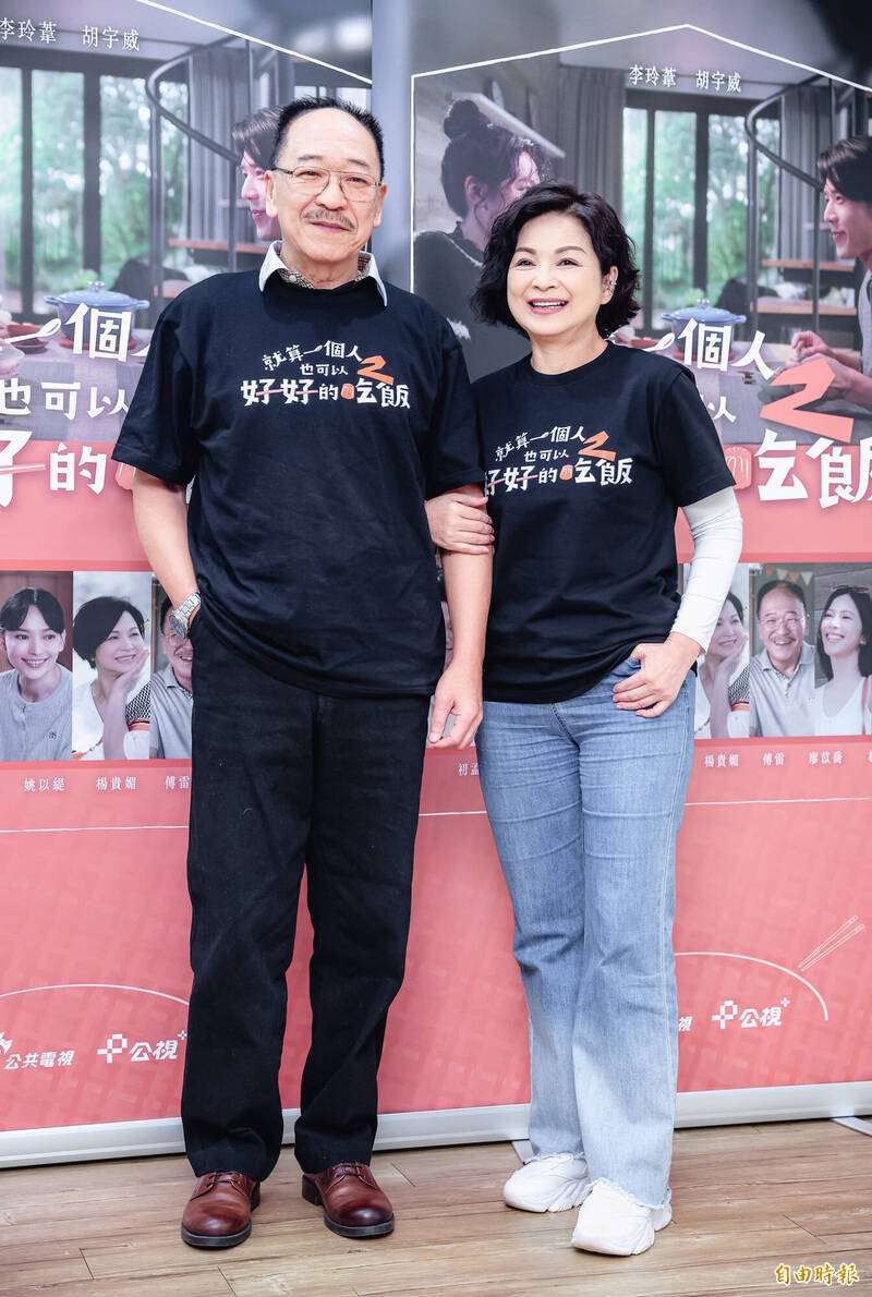 楊貴媚（右）與傅雷在公視＋影集《就算一個人也可以好好的吃飯2》合作。（記者王文麟攝）