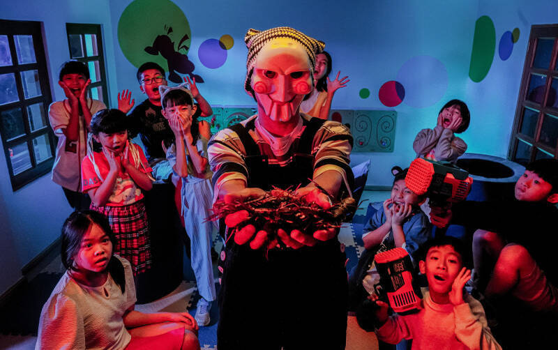 黃明志在新歌《Nenenenepupu》變身殺人魔，還手捧塑膠蟑螂，嚇壞小朋友。（資料照，亞洲通文創提供）