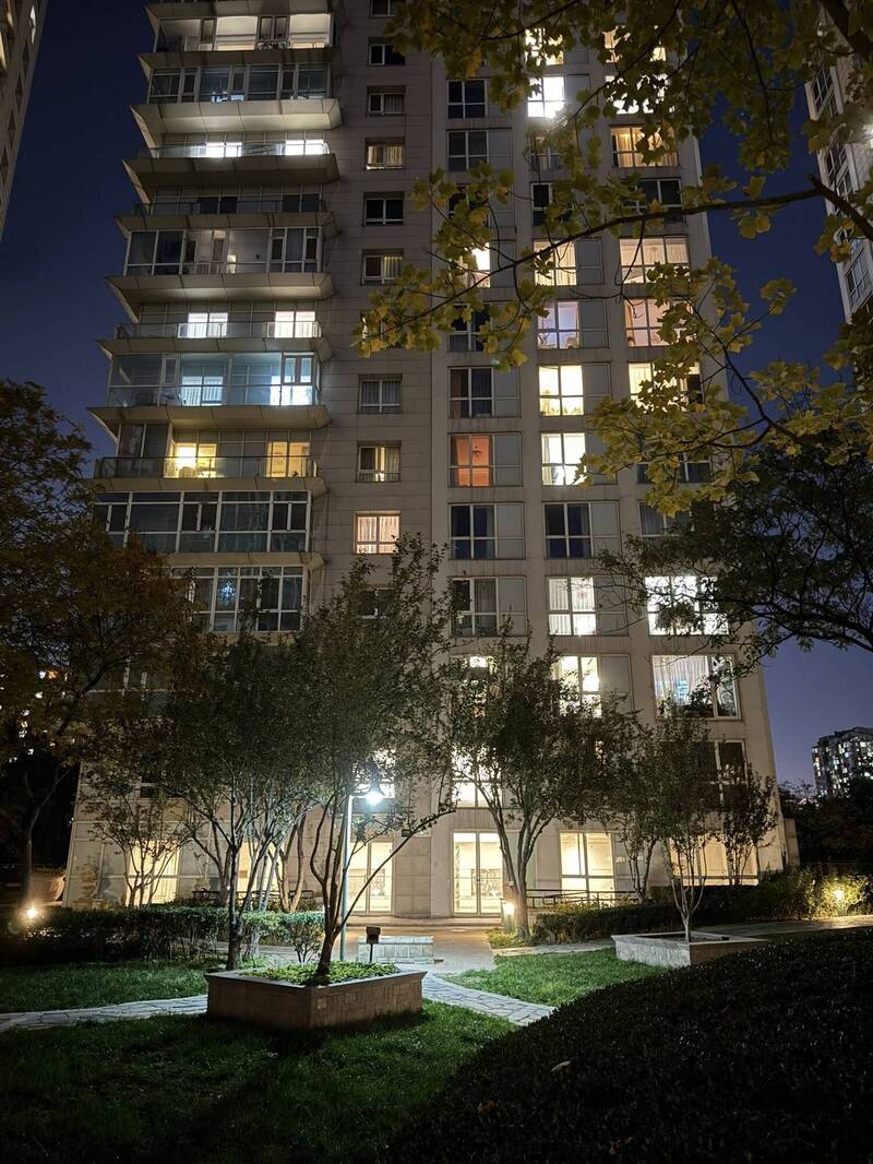 葛斯齊目前人在北京，親赴于朦朧墜亡現場。（翻攝自葛斯齊臉書）