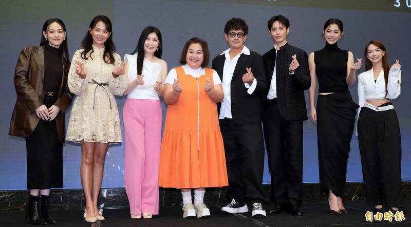 左起姚以緹、劉香慈、黃嘉千、鍾欣凌、 柯叔元、曹佑寧、任容萱、禾羽。（記者潘少棠攝）