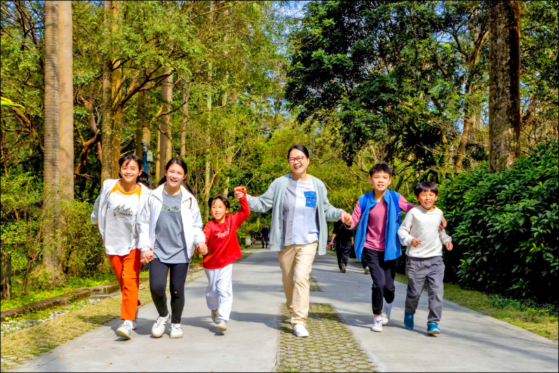 陸小芬（右三）接拍《接住流星的人》，與童演群戲相當多。（大愛提供）