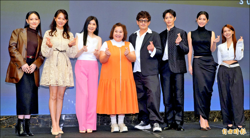 姚以緹（左起）、劉香慈、黃嘉千、鍾欣凌、 柯叔元、曹佑寧、任容萱和禾羽參加三立內容創新發布會。（記者潘少棠攝）