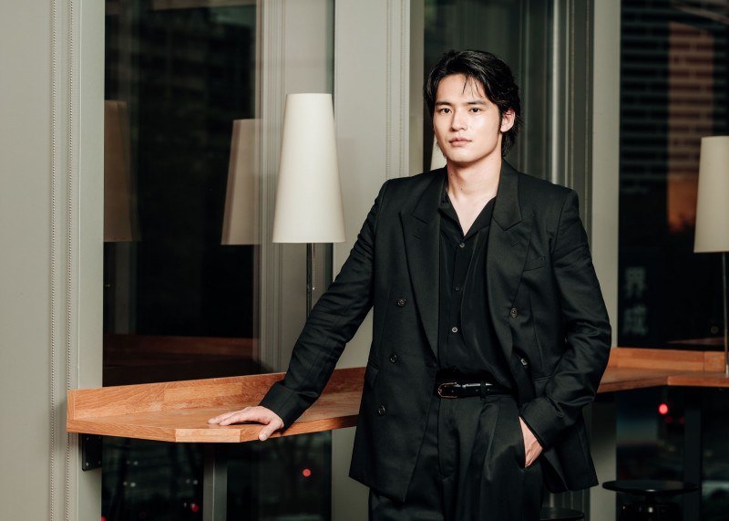 水上恒司接受專訪，分享出道8年的心路歷程。（高雄電影節提供）