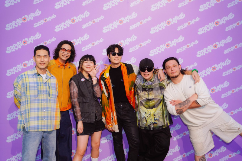 宇宙人在春浪音樂節後台遇到怕胖團，老友相聚特別開心。（相信音樂提供）