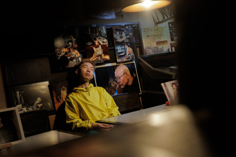 鄭興在80年歷史咖啡館取景。（好的秋工作室提供）