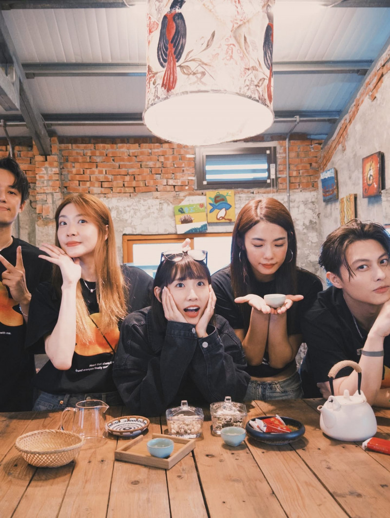 王子過去形象清新，曾與多品牌合作代言，如今形象重創，未來動向成焦點。（翻攝自臉書）