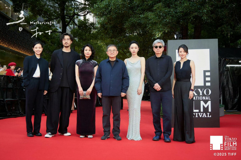 白百何（右三起）、張律導演、王傳君（左二）等劇組人員出席《春樹》東京影展紅毯。（翻攝自東京影展官網）