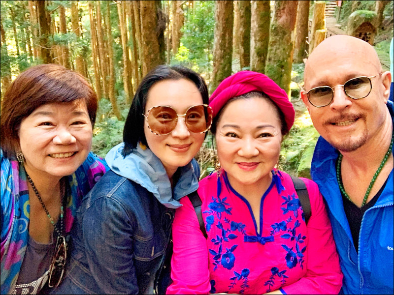 薛智偉（右起）、白冰冰、坣娜過去時常一起出遊。（薛智偉提供）