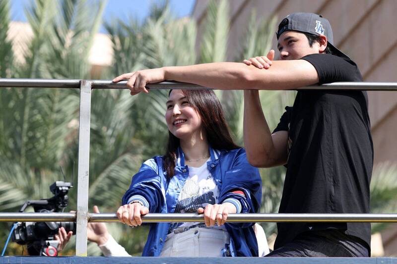 大谷翔平（右）與妻子真美子現身遊行。（歐新社）