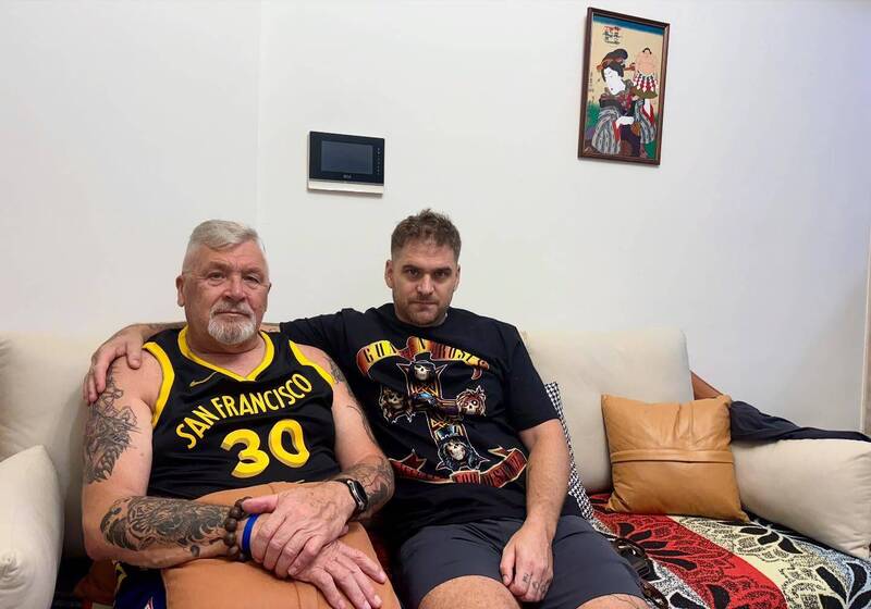 英國籍網紅李大豐（右）帶爸爸來台學中文。（翻攝臉書）