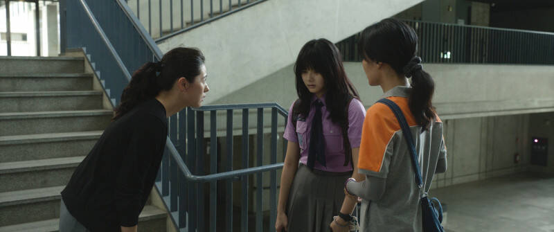 邵奕玫（中）在《自殺通告》中飾演因渴望好成績身心俱疲的若嫣，左為林予晞。（本萃電影提供）