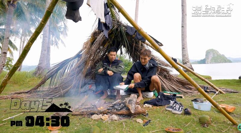 Eric與Ian生火烤魚。（翻攝YouTube）