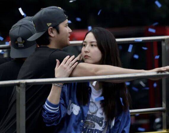 網友笑稱大谷翔平（左）「臂咚」妻子真美子。（達志影像）