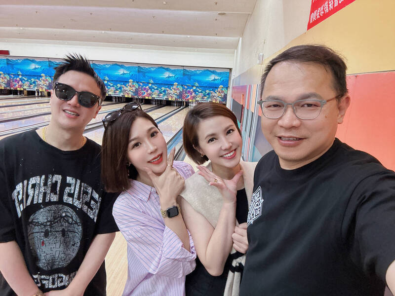 李正皓（左起）、馬郁雯從朋友變情人，王偊菁全看在眼裡並獻上祝福，右為民進黨立委王義川。（王偊菁提供）