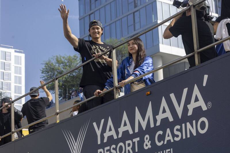 大谷翔平（右）與妻子真美子現身遊行。（歐新社）