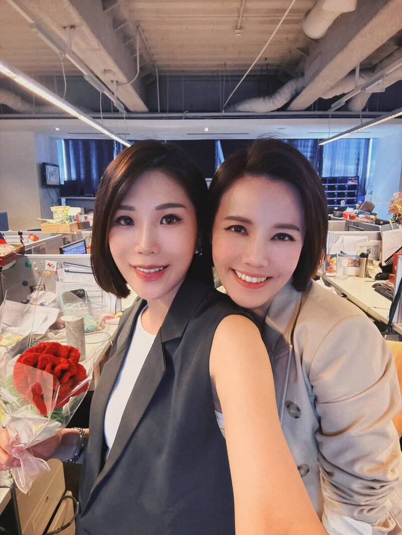 王偊菁（右）和馬郁雯在三立是無話不談的好友更是感情深厚姊妹淘。（王偊菁提供）