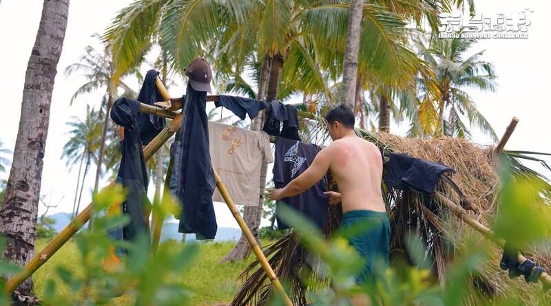 Eric與Ian利用竹子搭建住所。（翻攝YouTube）