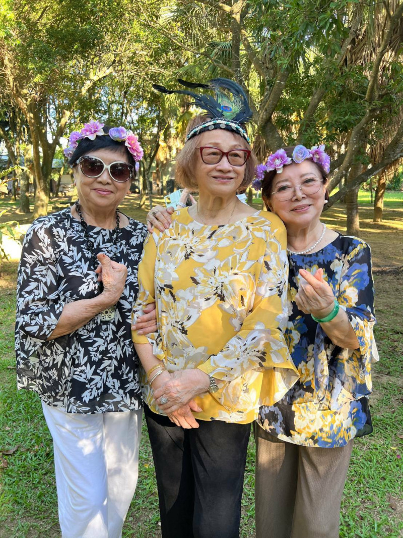 陳淑芳（右）開心和老同學合照。（陳淑芳提供）