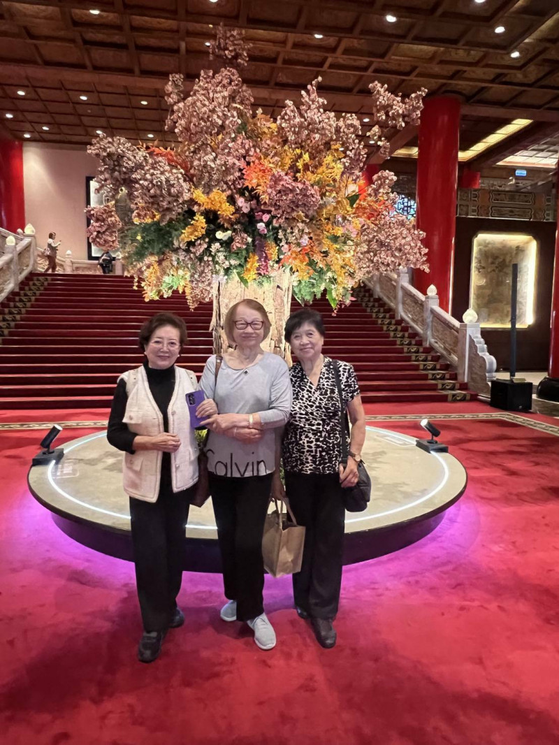 陳淑芳（左）和老同學總是一個月聚會一次。（陳淑芳提供）