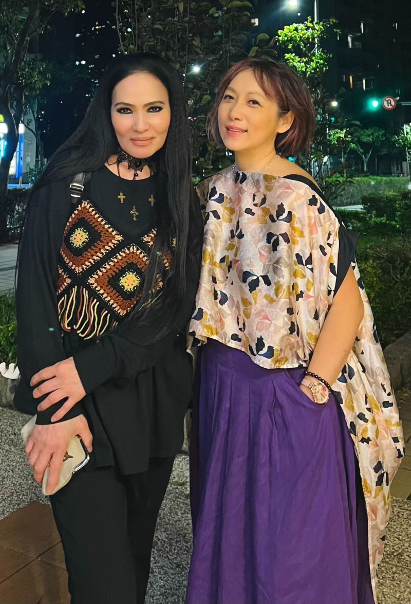 阮丹青（右）舉行音樂會，好友潘越雲也去捧場。（羅藝 x 阮丹青工作室提供）