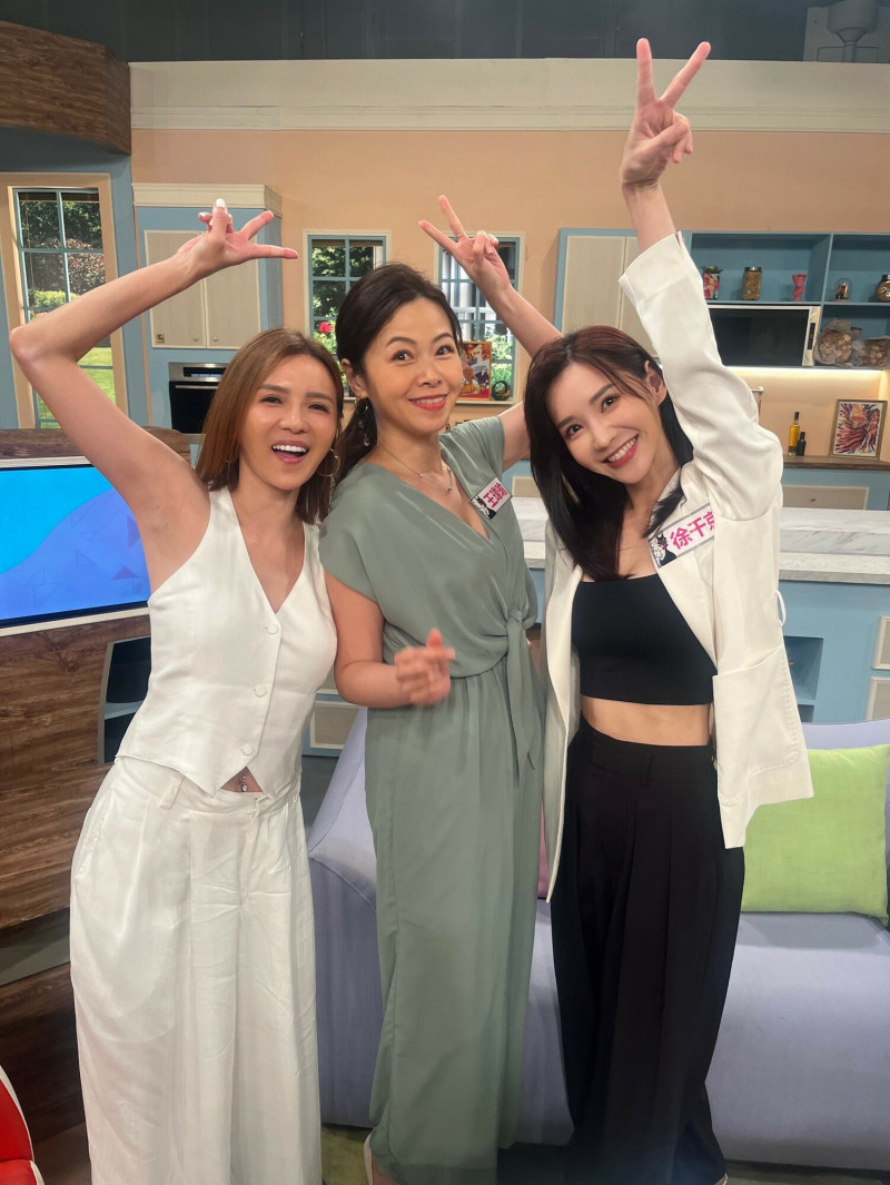 胡嘉愛（左起）、王瑋瑜、徐千京至《美鳳有約》暢聊「斜槓人生」。（民視提供）