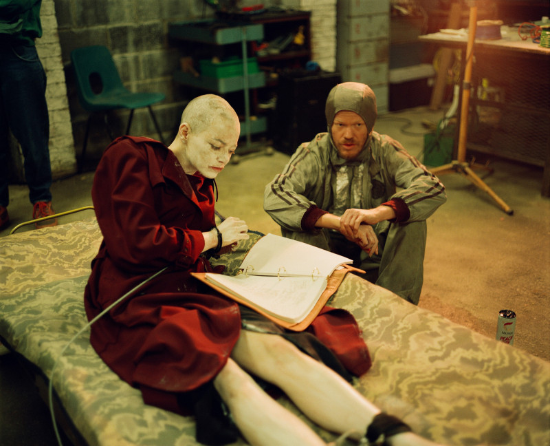 傑西普萊蒙（右）在《暴蜂尼亞》綁架艾瑪史東，認定她是外星人。（UIP提供）