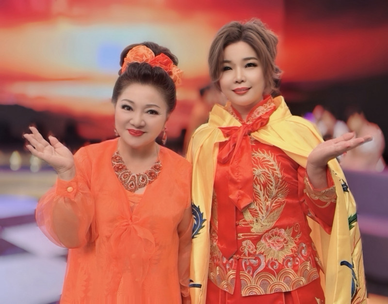 陳衣宸（右）謝謝白冰冰的照顧。（長興影視提供）