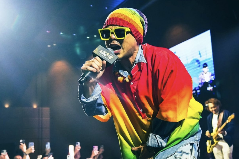 馬來西亞歌手黃明志因涉謝侑芯命案，今凌晨在友人與律師陪同下前往吉隆坡警局自首。（翻攝自IG）