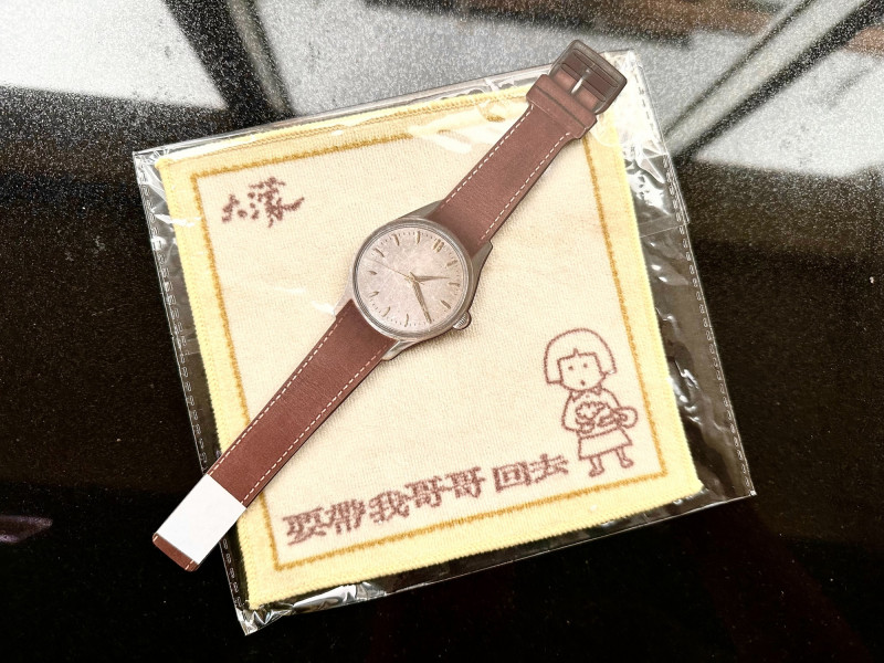 《大濛》試片入場贈片中具有寓意的紙手錶，以及方郁婷飾演的阿月為原型的手帕。（記者許世穎攝）