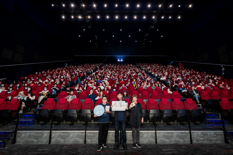 電影《大濛》播畢後，全場淚水不止，當天兩場共湧入千名觀眾的手帕全被哭濕。（華文創提供）