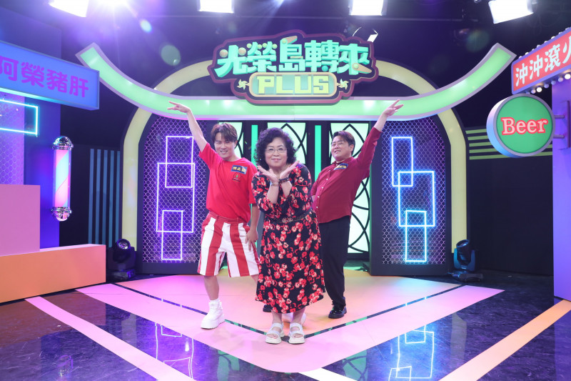 陳孟賢帶家人到《光榮島轉來PLUS》宣傳個人新專輯。（公視台語台提供）