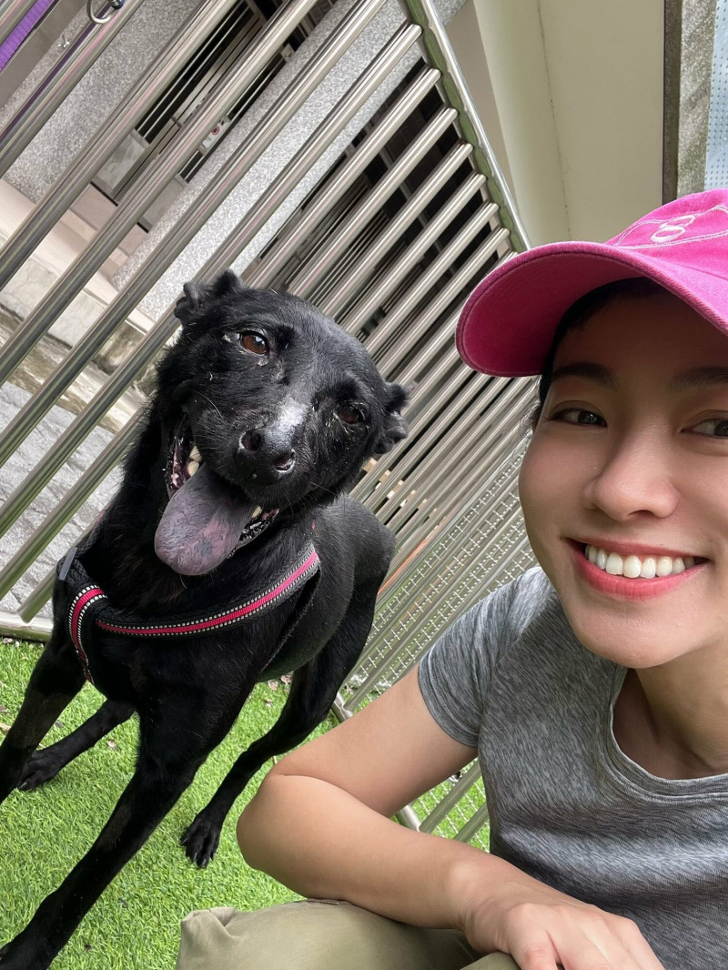 米可白與愛犬。（翻攝自臉書）