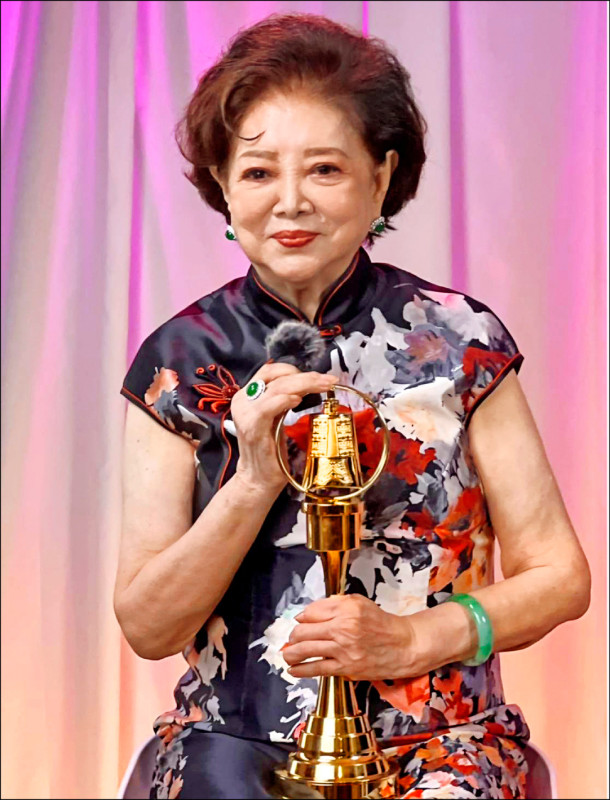 陳淑芳獲頒「金鐘60」特別貢獻獎，表彰她超過一甲子的表演貢獻。（陳淑芳提供）