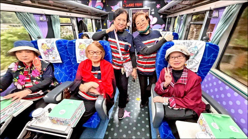 陳淑芳（後排右）和蘭陽女中同學上週搭火車出遊環島，感受寶島風情。（陳淑芳提供）