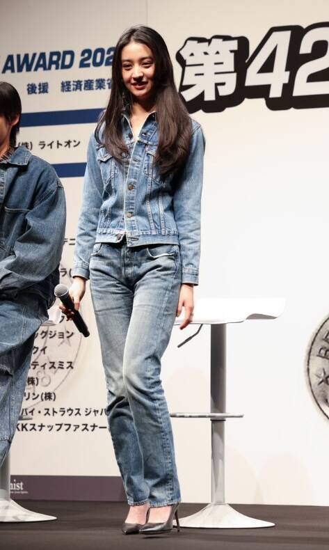 木村光希（4日）上台領取第42屆「最佳牛仔穿著大賞」榮銜。（翻攝自日本牛仔褲協會）