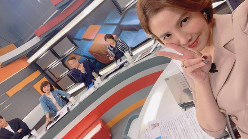 三立《前進新台灣》昨午討論豬瘟疫情，主持人王偊菁（右一）特別關心王義川（右三）。（翻攝自王偊菁臉書）