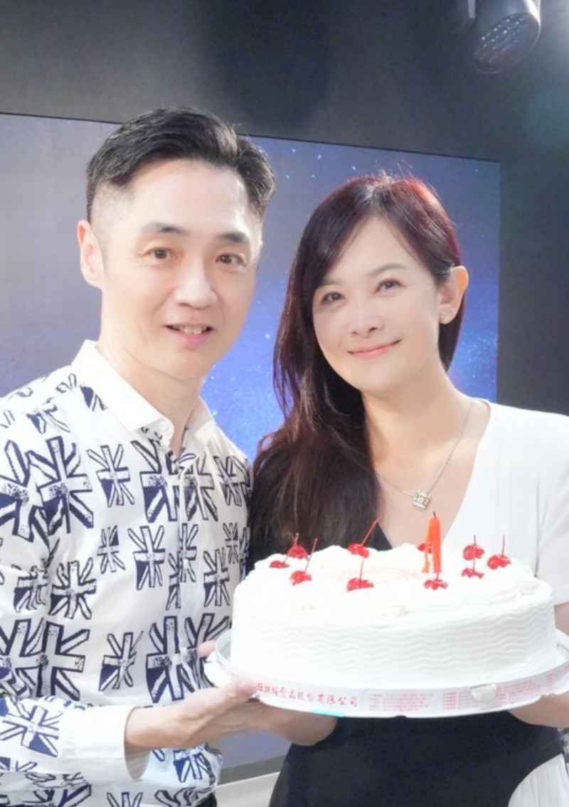 宋逸民（左）在陳維齡陪伴下度過58歲生日。（藝起發光提供）