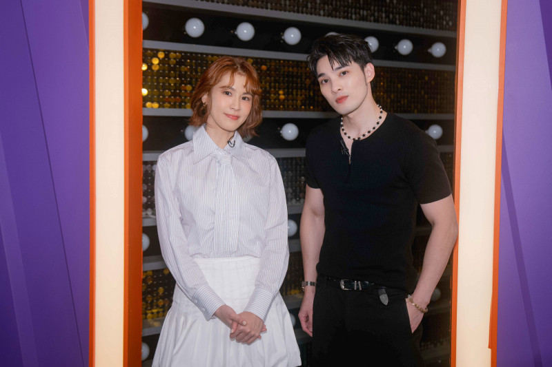 曾沛慈（左）笑說要捍衛黃偉晉。（華研國際提供）