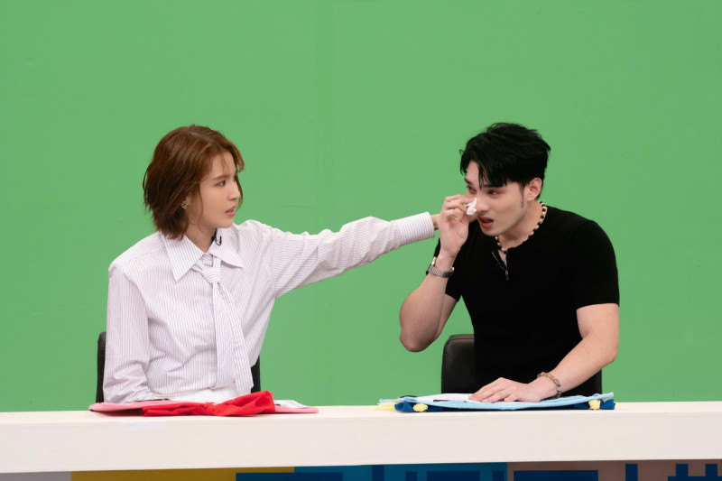 曾沛慈（左）和黃偉晉都遭遇過人生無常的難過事情。（華研國際提供）