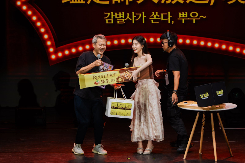 舒華化身「尋寶女神」為《鑑定師》辦首場個人見面會熱鬧登場，舉辦抽獎送粉絲禮物。（電通娛樂提供）