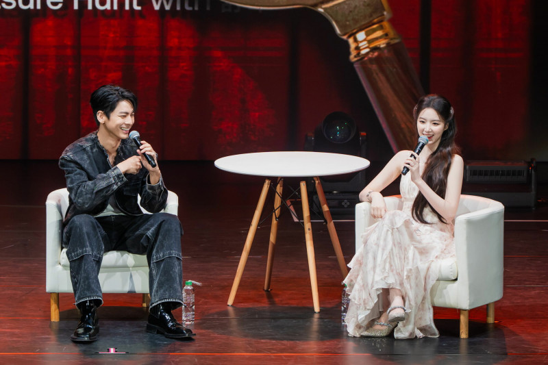 舒華與林柏宏當場上演偶像劇。(電通娛樂提供)