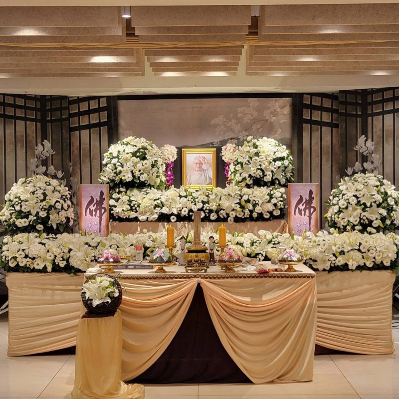 龍千玉送別恩師張錦華。（翻攝自臉書）